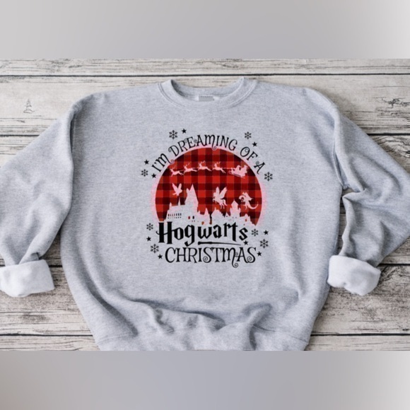 Gildan Tops - Dreaming of a Hogwarts Christmas Crewneck - gray